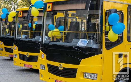 Жителям посёлков под Кривым Рогом передали десять новых школьных автобусов