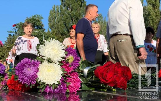 В Ингулецком районе Кривого Рога горожане возложили цветы к памятнику Т