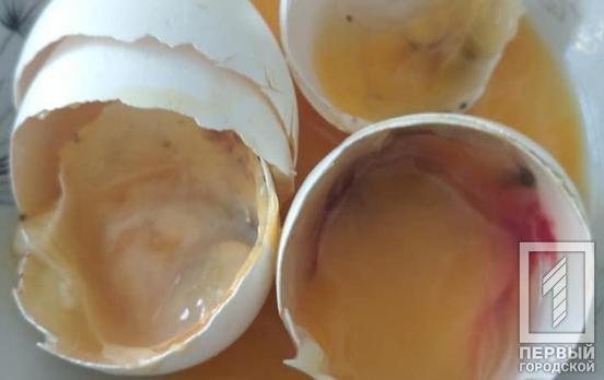 Несвежая покупка: жительнице Кривого Рога продали в супермаркете протухшие яйца