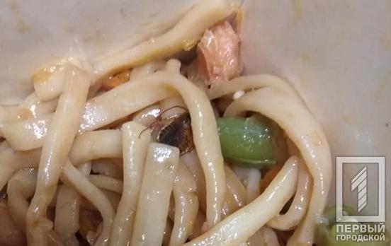 Лапша с «изюминкой»: в блюде одного из суши-баров Кривого Рога нашли таракана, - соцсети