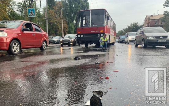 В Кривом Роге автобус с рабочими предприятия столкнулся с легковушкой