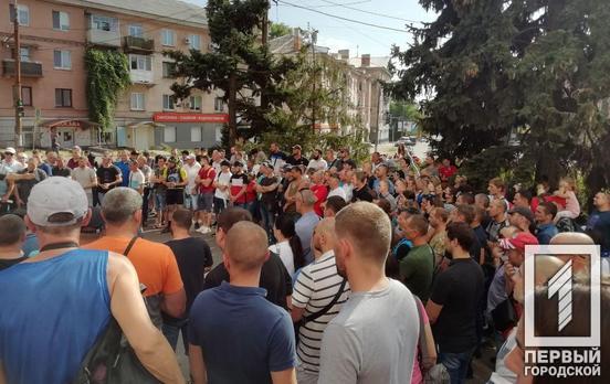 В Кривом Роге работники КЖРК митинговали в поддержку коллег, которые четвёртые сутки не выходят из шахты