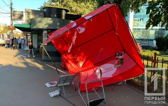 На третий день с начала предвыборной кампании в Кривом Роге порезали палатку одной из партий