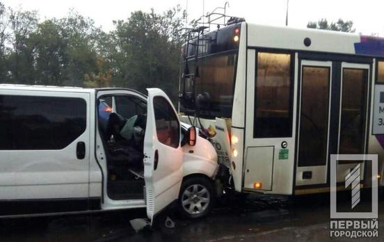 В Кривом Роге минивэн врезался в троллейбус, пострадали два человека