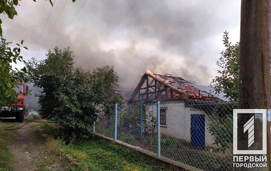 Сгорела крыша и солнечные батареи: в частном секторе Кривого Рога произошёл пожар