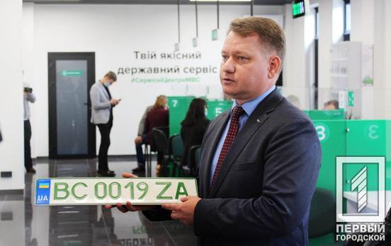 Владельцам электромобилей начали выдавать особенные «зелёные» номерные знаки, – МВД