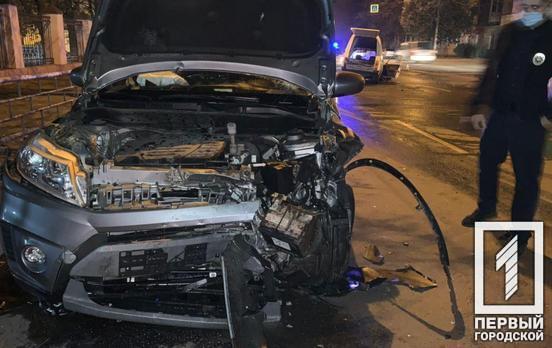 От мощного столкновения автомобили разбросало по перекрёстку в Кривом Роге, пострадали два человека