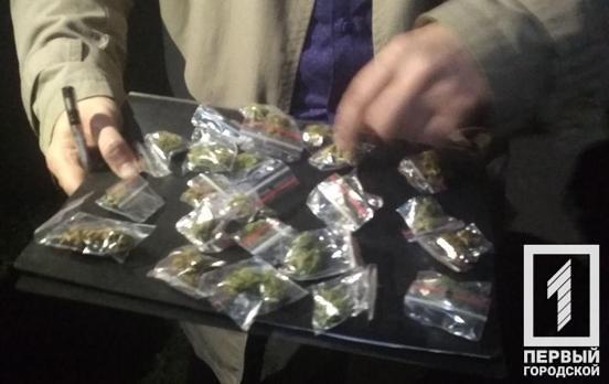 «Ширка» и марихуана: в двух районах Кривого Рога патрульные обнаружили мужчин с наркотиками