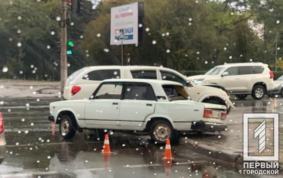 Столкнулись на перекрёстке: во время аварии в Кривом Роге пострадала пассажирка