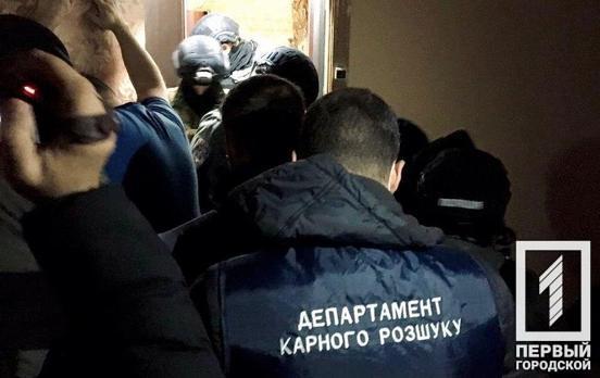 Полицейские задержали 25-летнюю жительницу Кривого Рога за распространение оружия