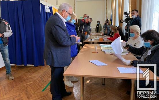 «За любовь к своему городу»: нынешний мэр Кривого Рога проголосовал на своём участке