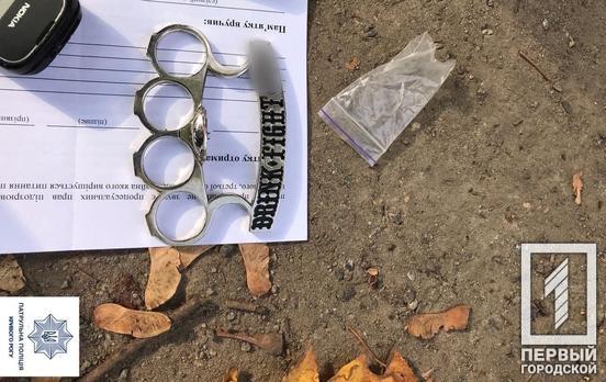 В Кривом Роге полиция остановила двоих горожан с наркотиками и оружием