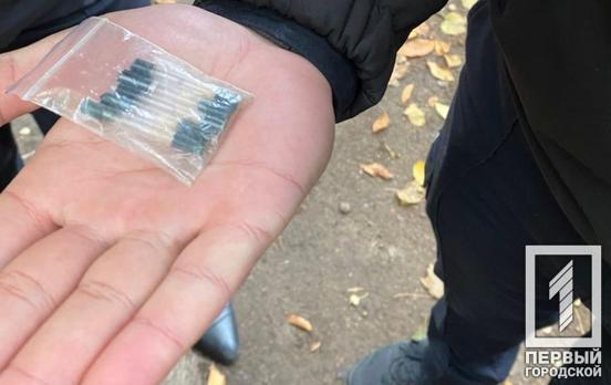 Шесть трубочек и шесть слип-пакетов с наркотиками: патрульные Кривого Рога обнаружили у горожан запрещённые вещества