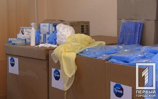 Больницы Кривого Рога, которые принимают пациентов с COVID-19, снабдили защитными биокостюмами и перчатками