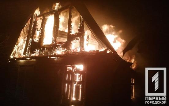 Спасатели Кривого Рога ликвидировали пожары на балконе пятиэтажки и в частном доме