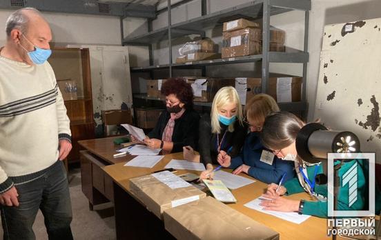 Из сейфа в сейф: в Металлургическом районе Кривого Рога начали выдавать бюллетени на избирательные участки
