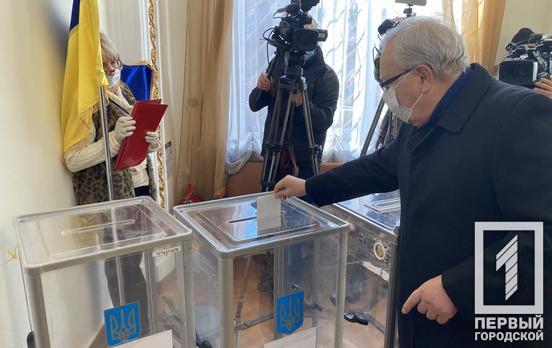 «Проголосовал по совести»: нынешний мэр Кривого Рога Юрий Вилкул отдал голос на своём избирательном участке
