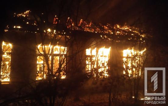 В Кривом Роге случился масштабный пожар в заброшенном здании