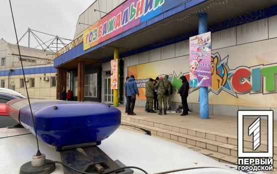 У детского развлекательного центра в Кривом Роге задержали мужчину с двумя гранатами и наркотиками