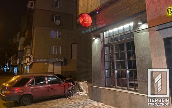 В Кривом Роге автомобиль врезался в ресторан, пострадали водитель и пассажир