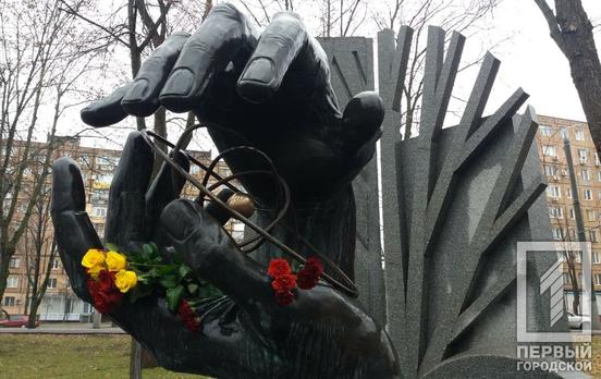 День чествования ликвидаторов аварии на ЧАЭС: в Кривом Роге к мемориалу памяти возложили цветы