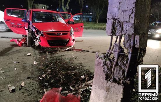 В Кривом Роге водитель на Hyundai сбил женщину и врезался в столб
