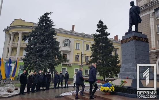 По случаю Дня Соборности в Кривом Роге возложили цветы к памятнику Тарасу Шевченко