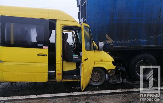 Под Кривым Рогом столкнулись микроавтобус и фура: одного из водителей из покорёженного авто вырезали спасатели