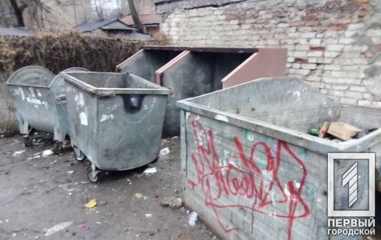 В Кривом Роге неизвестные похитили двери и крышки от мусорных контейнеров