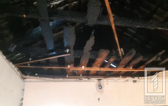 Утром в Кривом Роге горела крыша частного двухэтажного дома