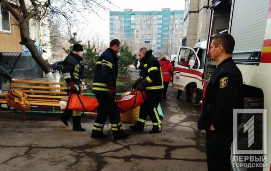 В Кривом Роге пожарные вынесли из пылающей квартиры местную жительницу