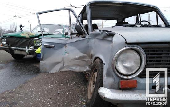 В Кривом Роге в результате столкновения двух машин на перекрестке пострадала горожанка