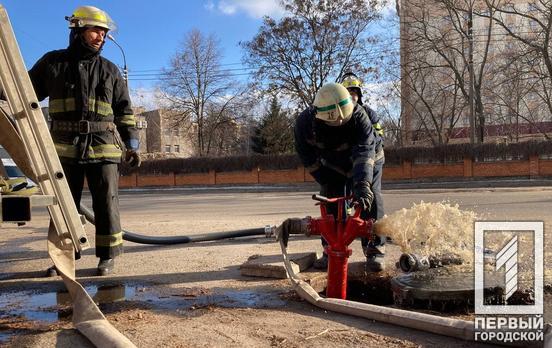 Спасатели проинспектировали пожарные гидранты на улицах одного из районов Кривого Рога