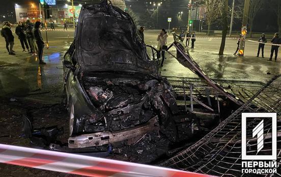 В Кривом Роге загорелся BMW после столкновения с Toyota