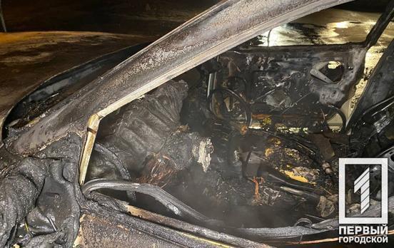 Ночью в Кривом Роге на ходу загорелся автомобиль такси