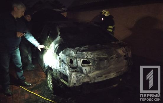 Во дворе частного дома в Кривом Роге горел автомобиль