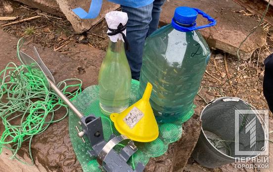 Экологи Кривого Рога взяли пробы из реки Саксагань для проверки на содержание загрязняющих веществ