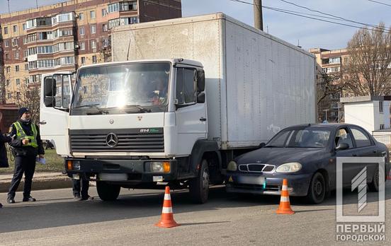 Опасный обгон: В Кривом Роге столкнулись грузовик и легковушка