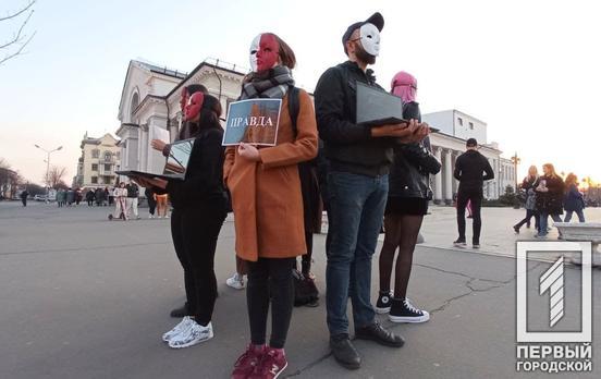 «Куб правды»: в центре Кривого Рога зоозащитники провели акцию в поддержку прав животных