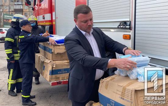 Депутаты и глава Долгинцевского райсовета Кривого Рога передали 3000 медицинских масок и 200 биокостюмов спасателям города