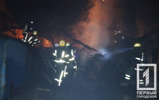 Масштабный пожар в Кривом Роге: горели заброшенное здание и гаражи