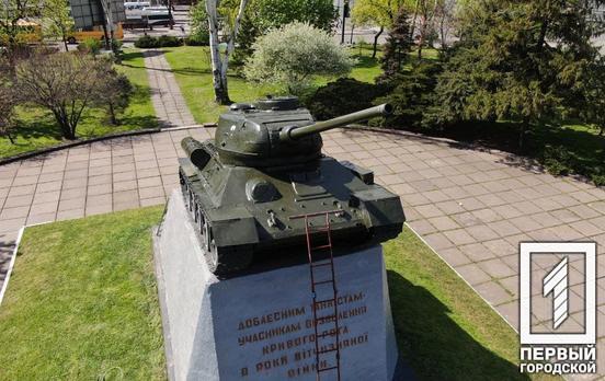 В Кривом Роге активисты обновили раскраску танка на площади Освобождения
