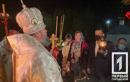 Мэр Константин Павлов передал жителям Кривого Рога Благодатный огонь, привезённый из Иерусалима