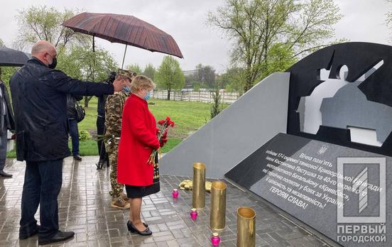 На территории воинской части в Кривом Роге открыли мемориал памяти бойцов 17-й таковой бригады и батальона «Кривбасс»