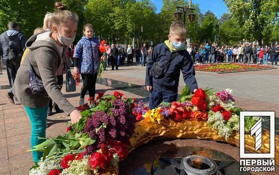 В Центрально-Городском районе жители Кривого Рога возложили цветы к Вечному огню
