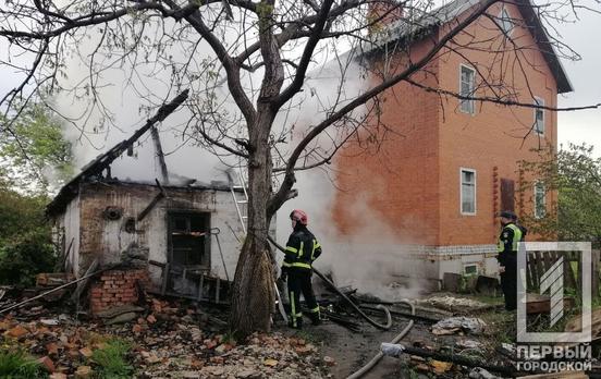 В одном из районов Кривого Рога пламя охватило сразу два дома, обошлось без пострадавших