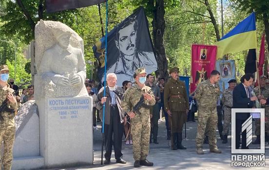 «За нашу честь»: в Кривом Роге открыли памятник атаману Костю Пестушко