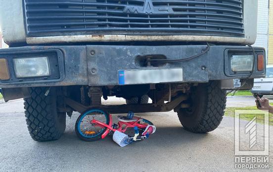 В Кривом Роге маленькую девочку на велосипеде сбил мусоровоз
