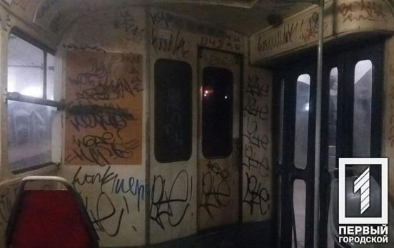 В Кривом Роге судили несовершеннолетнего, который разрисовал стены вагона скоростного трамвая