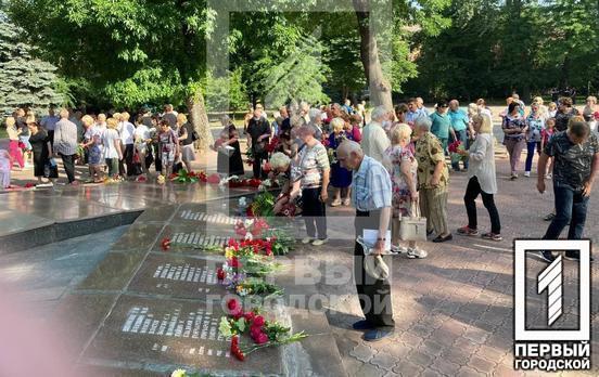У Кривому Розі поклали квіти на братській могилі в День скорботи та вшанування пам’яті жертв війни в України